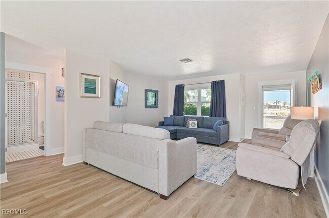 Building Photo - 2868 Sanibel Blvd