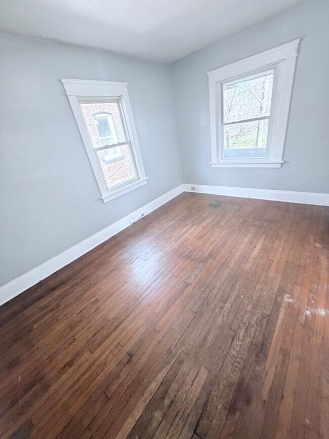 Building Photo - 1114 E 64th St