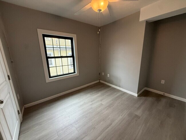 Building Photo - 10 Leyden St