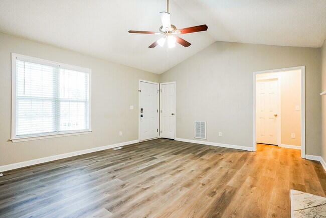 Building Photo - 121 Westonridge Run