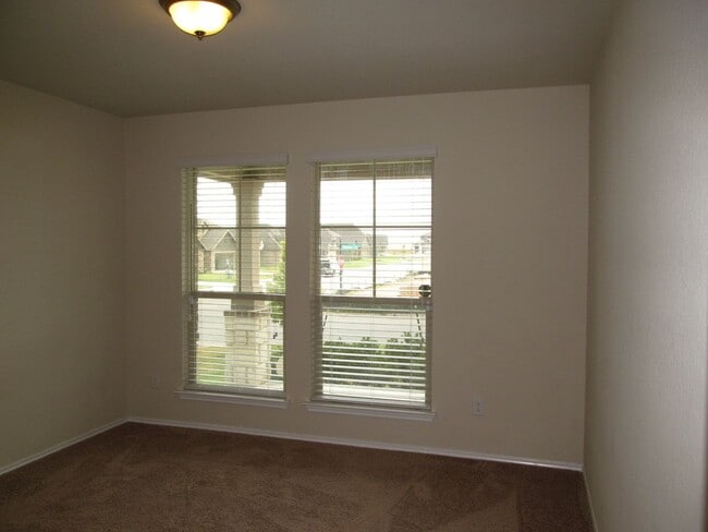 Building Photo - 3 BEDROOM NEAR STILLHOUSE HOLLOW LAKE