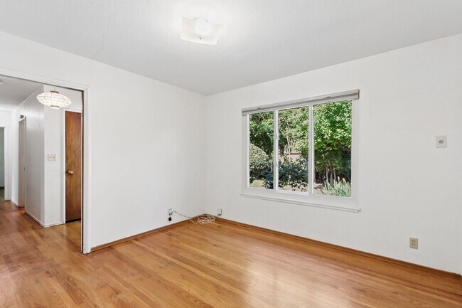 Building Photo - 4 Bedroom 3 Bathroom in Central Davis - Immediate Move-In