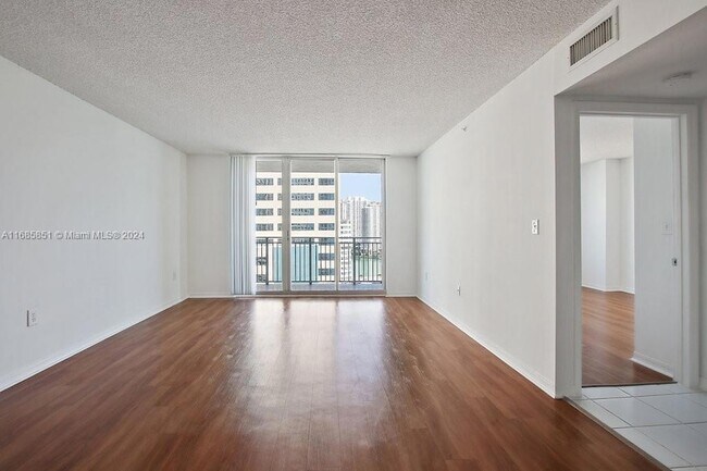 Building Photo - 1111 Brickell Bay Dr