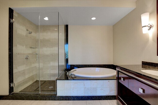 Building Photo - Sky 607-Stunning 2Bd/2Ba Residence