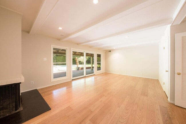 Building Photo - 30 Knightwood Ln