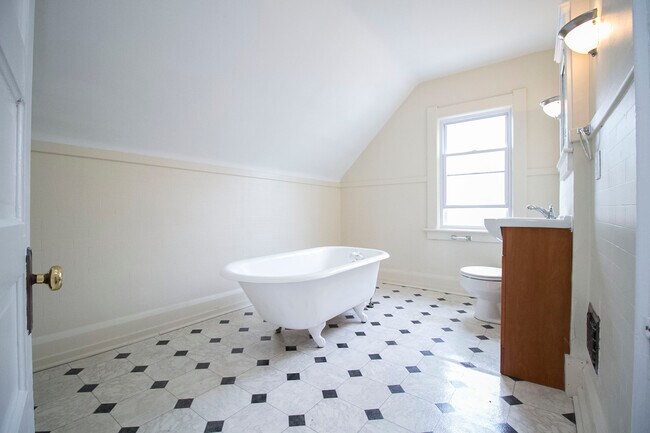 Building Photo - 2122 Airport Hwy