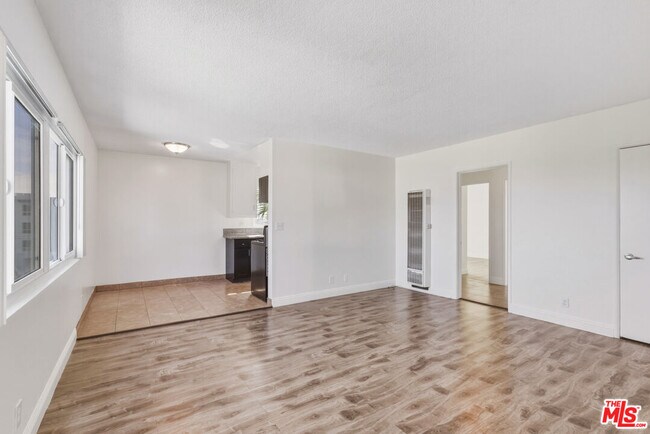 Building Photo - 5117 Crenshaw Blvd