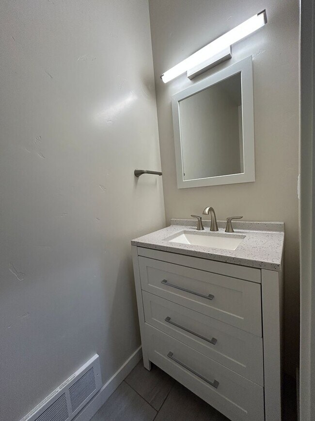 Building Photo - 1079 NW Quincy Ave