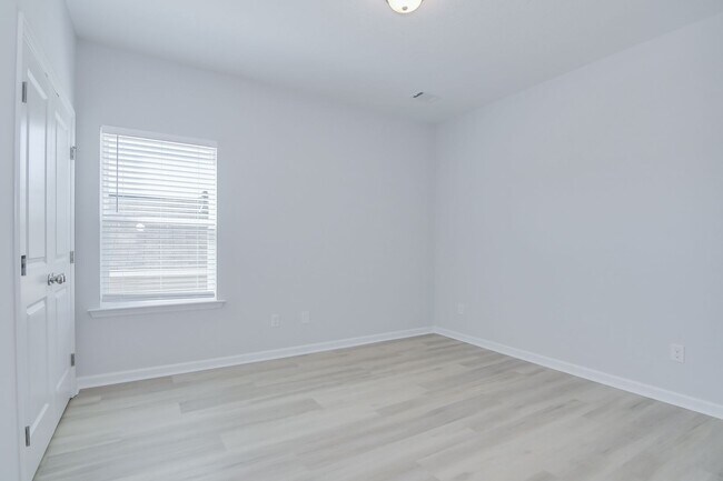 Building Photo - Like New Home - 4 Bed 3 Bath