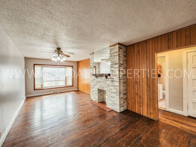 Building Photo - 4-Bedroom Home in Des Moines with Detached 2-Car Garage