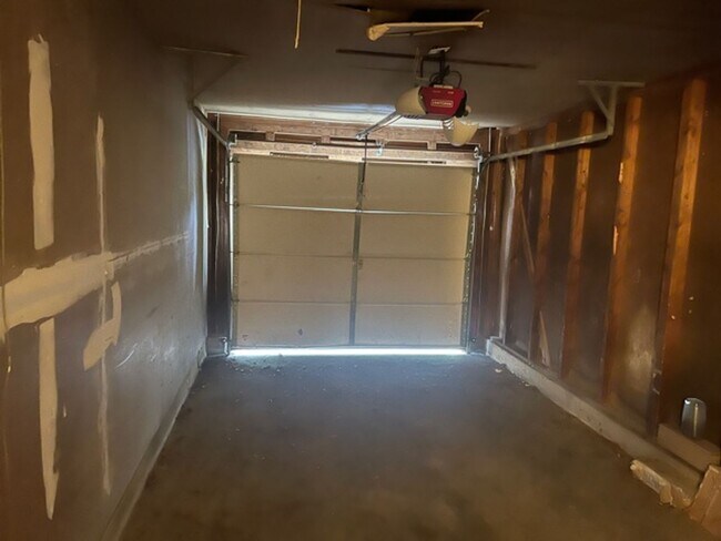 Building Photo - Close to South Alabama 3/2 Single Car Garage