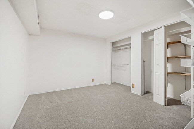 Building Photo - 8736 Oak Park Cir
