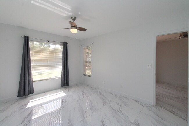 Building Photo - 2/2 REMODELED UNFURNISHED CONDO 1ST FLOOR ...