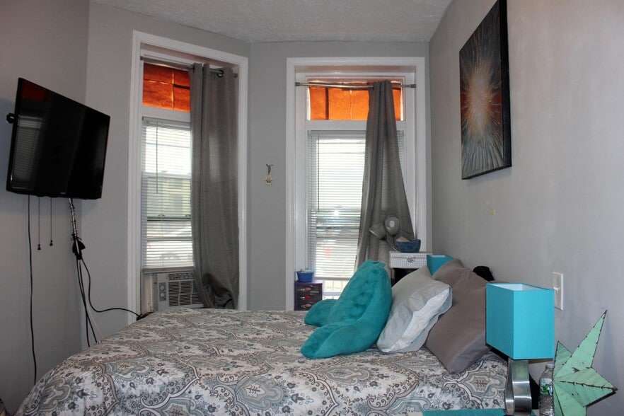 Building Photo - 461 Park Dr