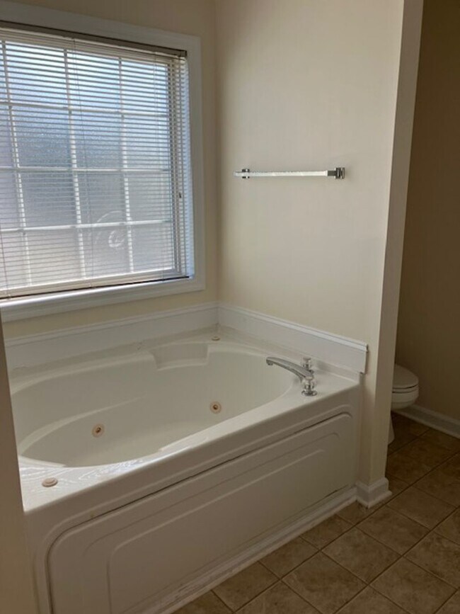 Building Photo - 904-H Litchfield Way