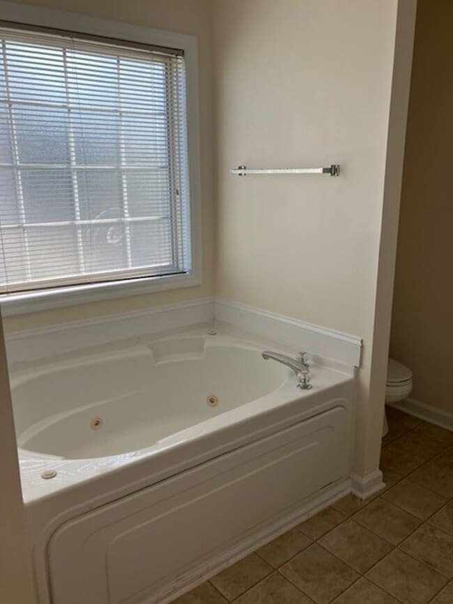 Building Photo - 904 Litchfield Way