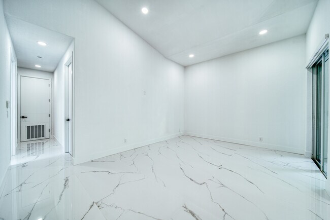 Building Photo - 5818 NW 119th Dr
