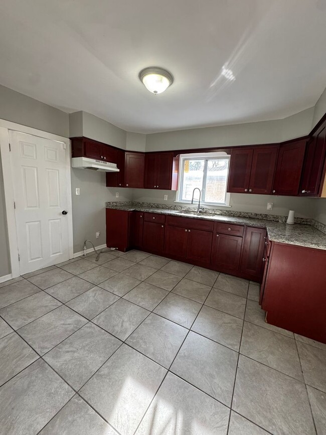 Building Photo - 3 Bedroom 2 Bathroom House in Calumet City...