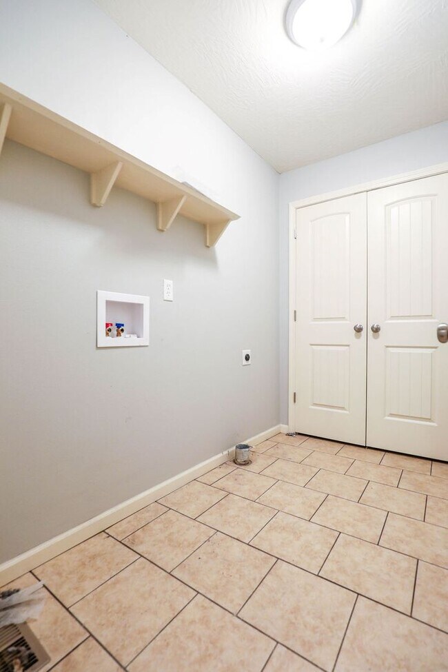Building Photo - Beautiful & Charming 4 Bed / 2 Bath Home –...