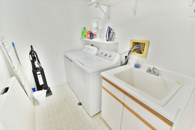 Building Photo - 600A Gold Dust Dr