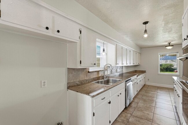 Building Photo - 2518 Henderson Ln