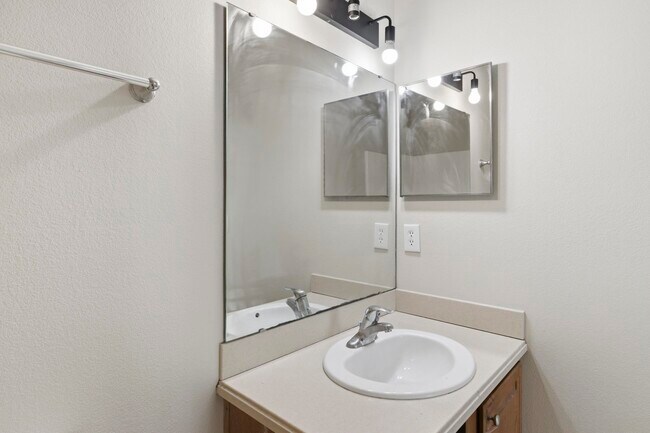 Building Photo - 1611 Quazar Rd