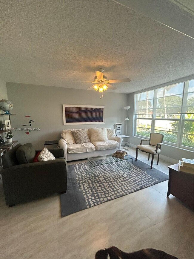 Building Photo - 4017 N Cypress Dr