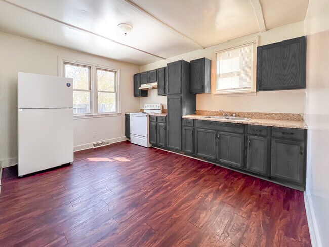 Building Photo - 1113 Evergreen Ave