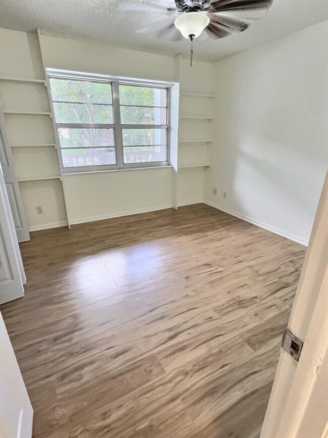 Building Photo - 1100 NW 87th Ave