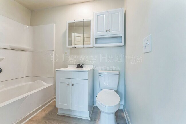 Building Photo - 421 Walnut Ave