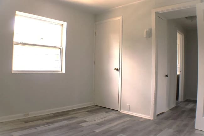 Building Photo - 318 E Fairview Rd