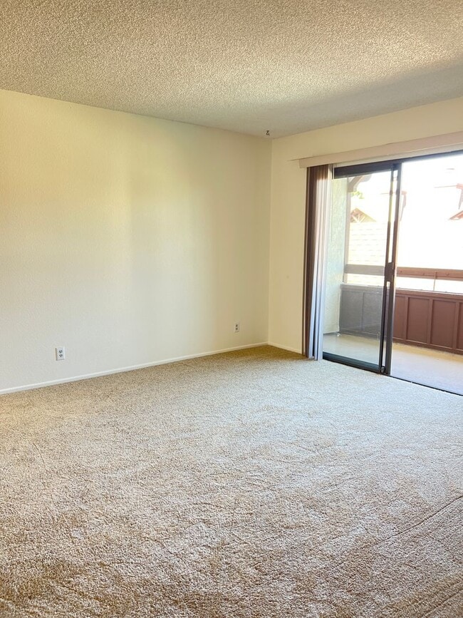 Building Photo - Spacious Two Bedroom Townhouse in Torrance...