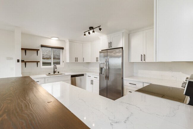 Building Photo - Newly Renovated 2BR/2BA Home with Private Balcony in Seattle
