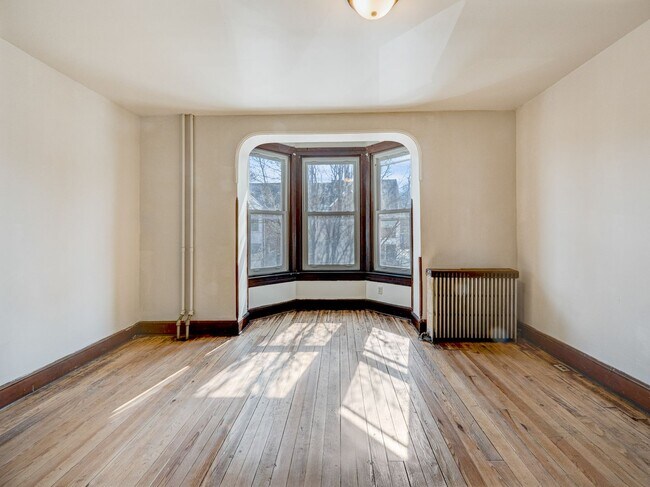 Building Photo - Large Four Bedroom In York!