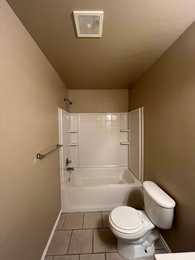 Building Photo - 4508-10 SE 77th St