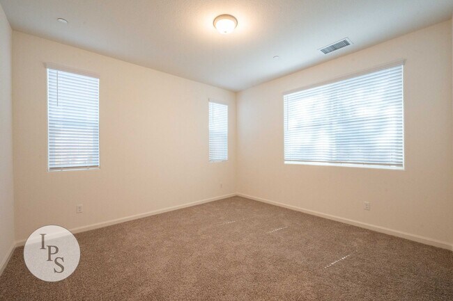 Building Photo - Newer East Clovis Home, 4BR/2BA, with Sola...