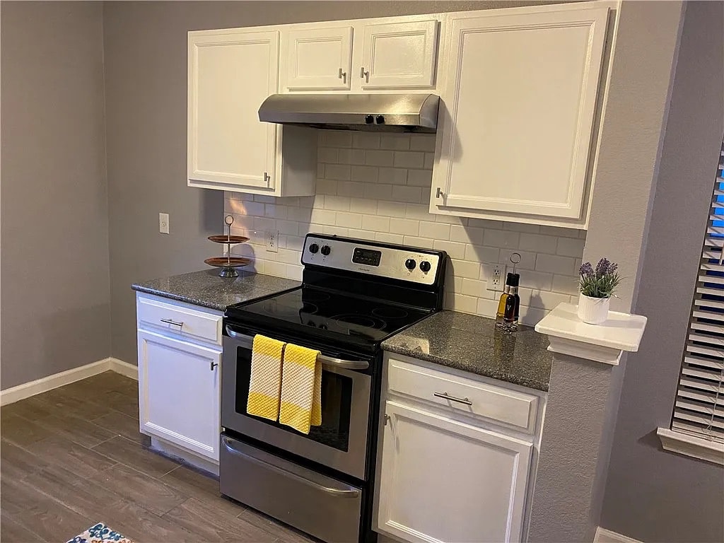 Building Photo - Room in House on Dittmar Oaks Dr