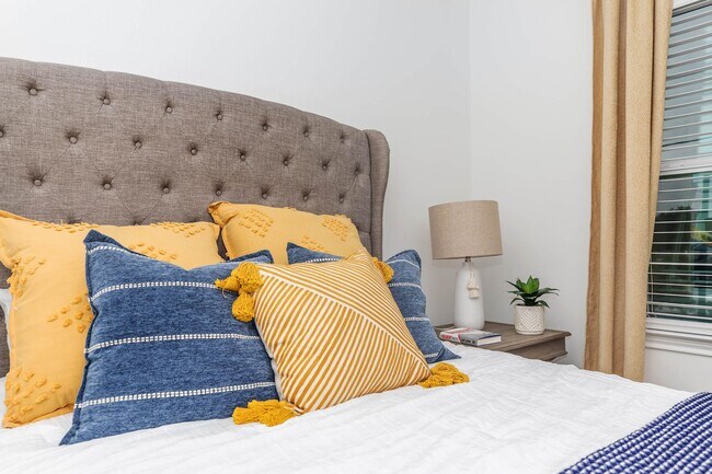 Building Photo - Modern Luxury, Exceptional Offers – Ask Ab...