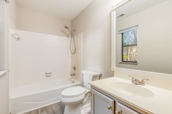 Building Photo - Fully Renovated 2-Bed Condo in Lake Wylie Woods – Prime Location with Community Amenities! $1,850...