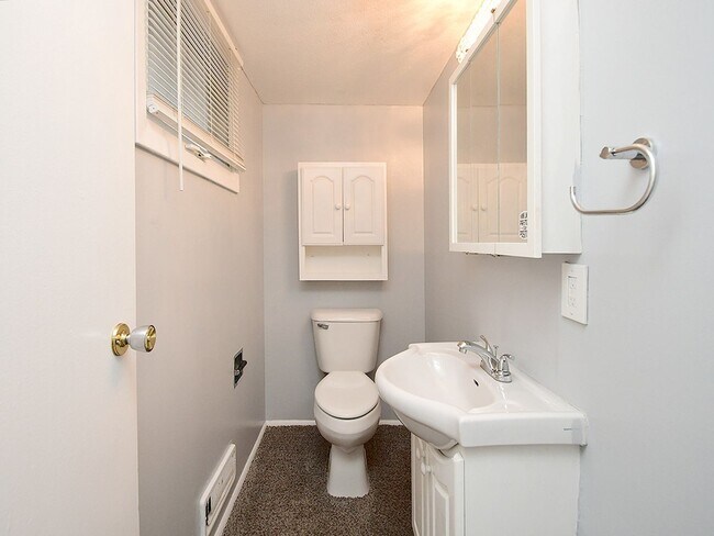 Building Photo - Spacious Living