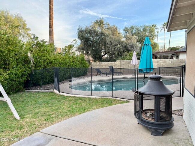 Building Photo - 852 W Nopal Ave