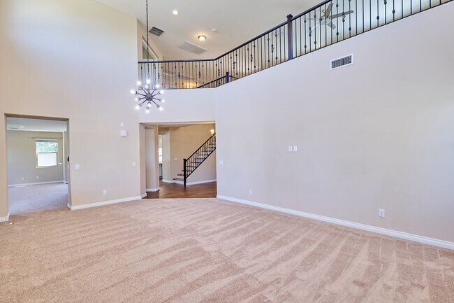 Building Photo - Lynx