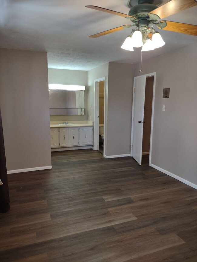 Building Photo - ALL PROSPECTIVE TENANTS MUST SUBMIT A $58 ...
