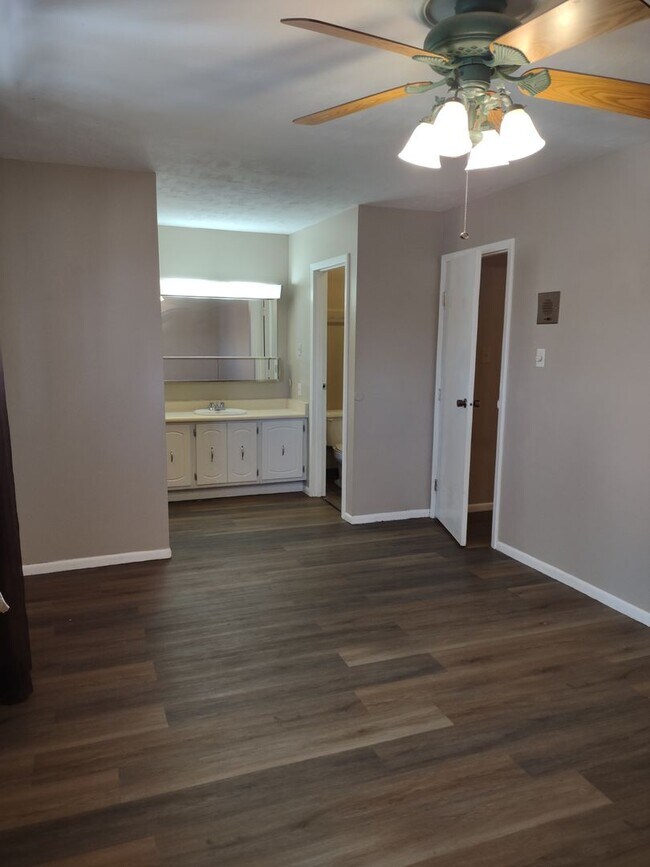 Building Photo - ALL PROSPECTIVE TENANTS MUST SUBMIT A $58 NON-REFUNDABLE APPLICATION FEE PER APPLICANT ONLINE AND...