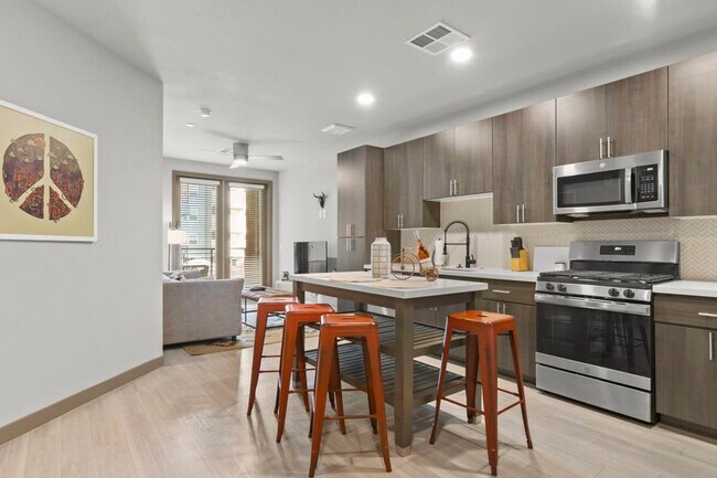 Building Photo - 390 N 2nd Ave