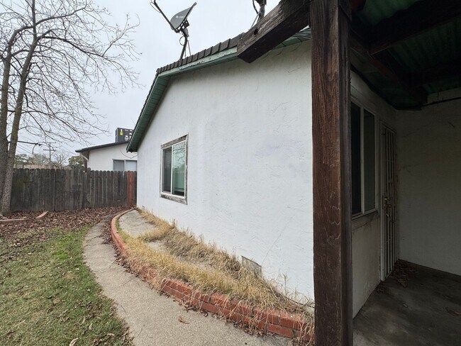 Building Photo - 714 E Longview Ave