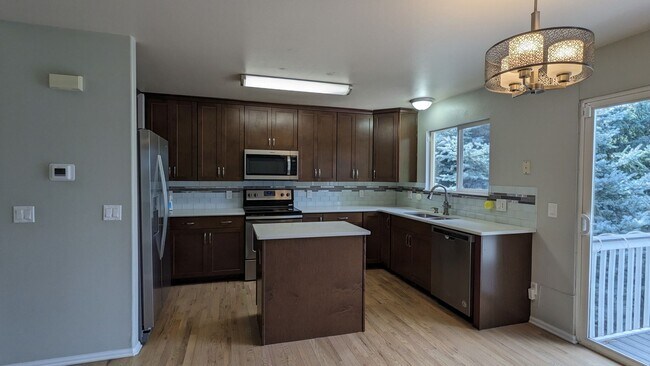 Building Photo - MODERN TWO STORY 3 BED/2.5 BATH WITH FENCE...