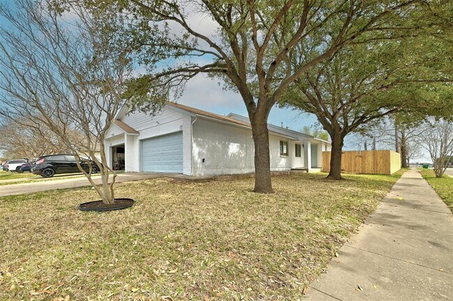 Building Photo - 601 Valley View Dr