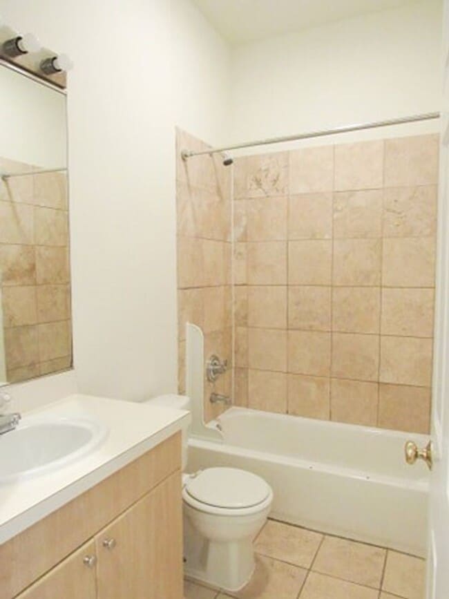 Building Photo - 2 Bed in Prime Logan Square