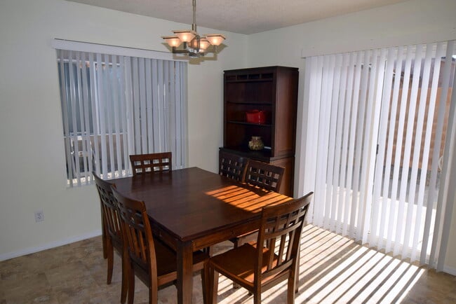 Building Photo - VISTA DEL NORTE 2 bedroom 2 bath 2/CG